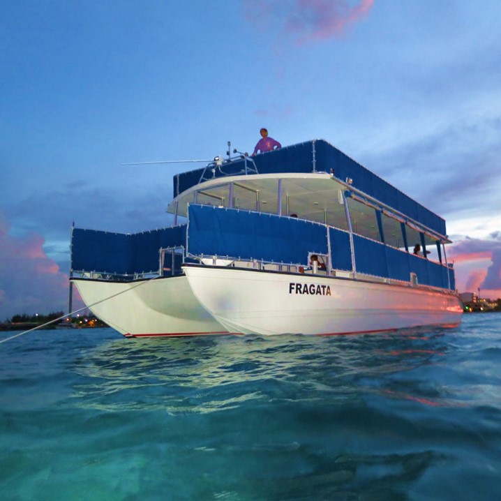 Fragata Catamarán Tour a Isla Mujeres